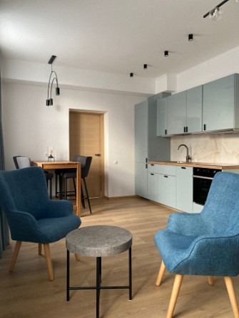 Izīrējam mājīgu, tikko izremontētu, mēbelētu dzīvokli ar skatu uz Daugavu vienā no Rīga - foto 3