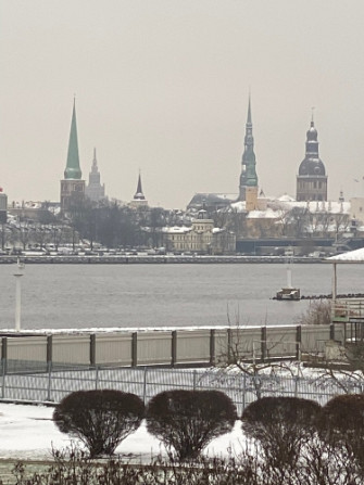 Izīrējam mājīgu, tikko izremontētu, mēbelētu dzīvokli ar skatu uz Daugavu vienā no Rīga - foto 2