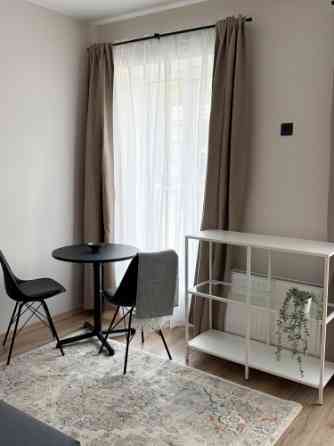 Ilgtermiņa īrei pieejams studio tipa dzīvoklis.  Pārdomāts dzīvokļa plānojums, kas sastāv no koridor Rīga