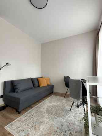 Ilgtermiņa īrei pieejams studio tipa dzīvoklis.  Pārdomāts dzīvokļa plānojums, kas sastāv no koridor Rīga