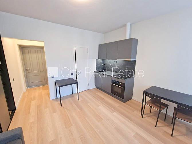 Fasādes māja, renovēta māja, ieeja no ielas, ir lifts, kāpņu telpa pēc kapitālā remonta, Rīga - foto 9