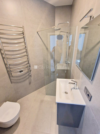 Fasādes māja, renovēta māja, ieeja no ielas, ir lifts, kāpņu telpa pēc kapitālā remonta, Rīga - foto 17