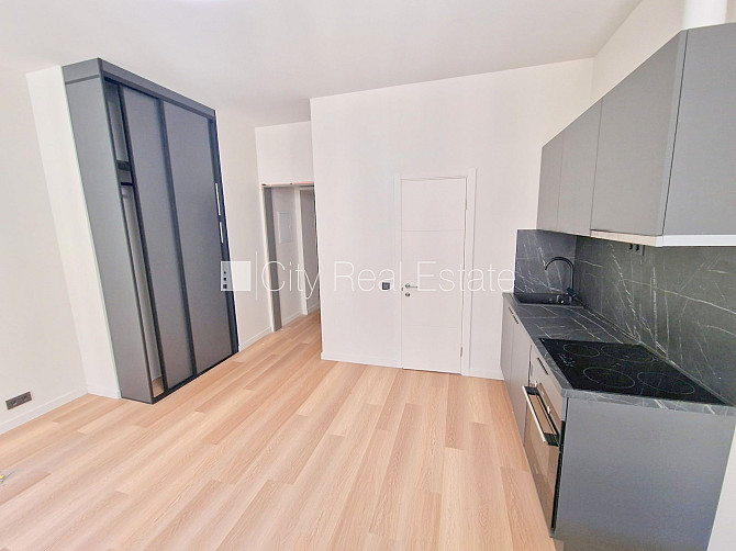 Fasādes māja, renovēta māja, ieeja no ielas, ir lifts, kāpņu telpa pēc kapitālā remonta, Rīga - foto 5