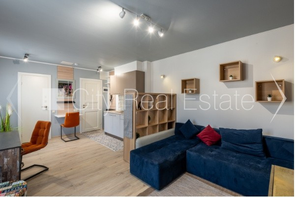 Fasādes māja, ieeja no ielas, ir lifts, kāpņu telpa pēc kapitālā remonta, studio tipa, Rīga - foto 3