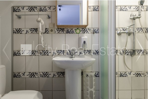 Fasādes māja, ieeja no ielas, ir lifts, kāpņu telpa pēc kapitālā remonta, studio tipa, Rīga - foto 11