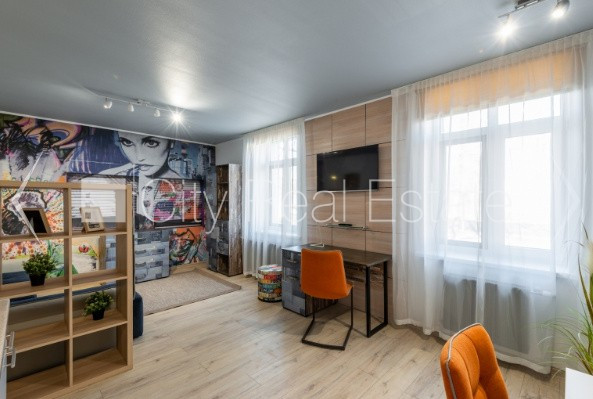 Fasādes māja, ieeja no ielas, ir lifts, kāpņu telpa pēc kapitālā remonta, studio tipa, Rīga - foto 2