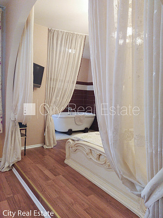 Fasādes māja, ieeja no ielas, ir lifts, kāpņu telpa pēc kapitālā remonta, studio tipa, Rīga - foto 18