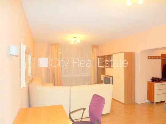 Здание во дворе, реновированный дом, закрытый двор, вход со двора, лестничная Rīga