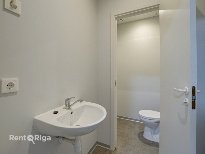 Plašas komerctelpas ar vitrīnas skatlogiem  pieejamas nomai uzreiz  Ar lieliem panorāmas Rīga - foto 3