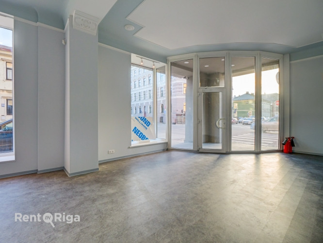Plašas komerctelpas ar vitrīnas skatlogiem  pieejamas nomai uzreiz  Ar lieliem panorāmas Rīga - foto 9