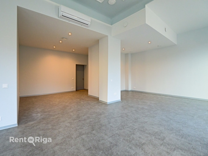 Plašas komerctelpas ar vitrīnas skatlogiem  pieejamas nomai uzreiz  Ar lieliem panorāmas Rīga - foto 7