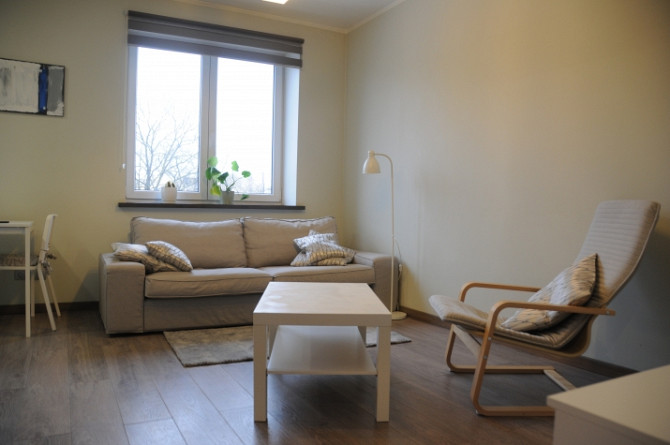 Izīrē 2-istabu dzīvokli tikko pēc remonta!  Dzīvoklis atrodas fasādes ēkā, un tā logi Rīga - foto 1