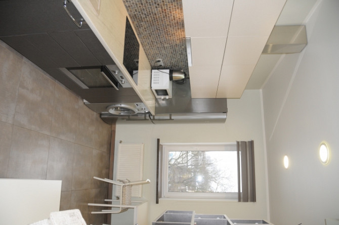 Izīrē 2-istabu dzīvokli tikko pēc remonta!  Dzīvoklis atrodas fasādes ēkā, un tā logi Rīga - foto 4