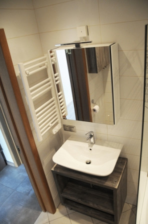 Izīrē 2-istabu dzīvokli tikko pēc remonta!  Dzīvoklis atrodas fasādes ēkā, un tā logi Rīga - foto 9