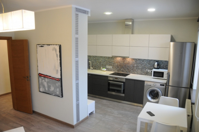 Izīrē 2-istabu dzīvokli tikko pēc remonta!  Dzīvoklis atrodas fasādes ēkā, un tā logi Rīga - foto 3