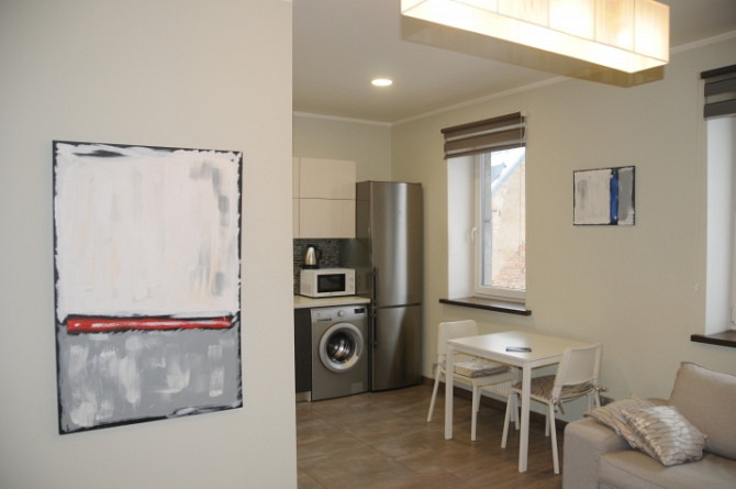 Izīrē 2-istabu dzīvokli tikko pēc remonta!  Dzīvoklis atrodas fasādes ēkā, un tā logi Rīga - foto 2