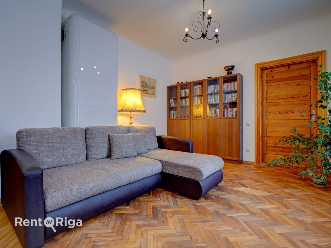 A stylish, sunny apartment in a private house with a garden.  The apartment occupies the entire seco Рига - изображение 4