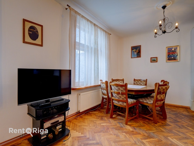 A stylish, sunny apartment in a private house with a garden.  The apartment occupies the entire seco Рига - изображение 6