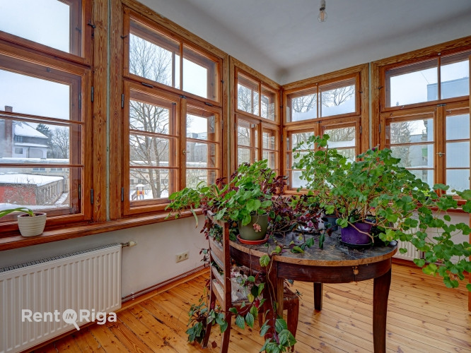 A stylish, sunny apartment in a private house with a garden.  The apartment occupies the entire seco Рига - изображение 8