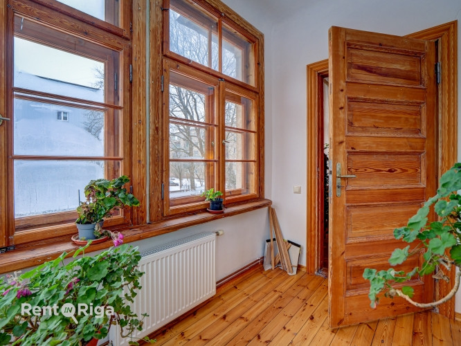 A stylish, sunny apartment in a private house with a garden.  The apartment occupies the entire seco Рига - изображение 9