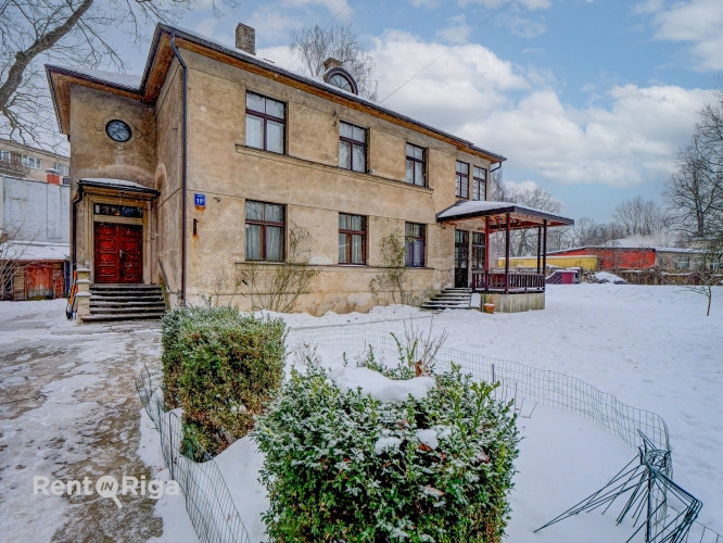 A stylish, sunny apartment in a private house with a garden.  The apartment occupies the entire seco Рига - изображение 1