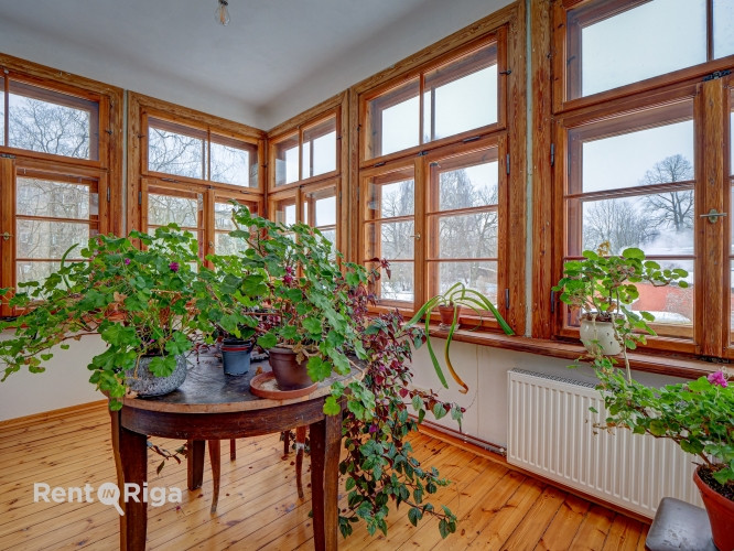 A stylish, sunny apartment in a private house with a garden.  The apartment occupies the entire seco Рига - изображение 7