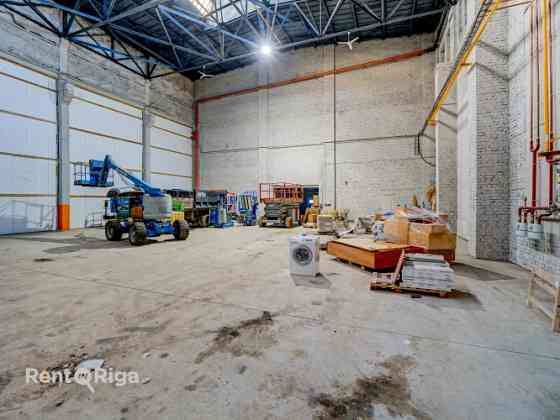 Промышленные помещения с высокими потолками.   Бывшая территория "Рижского Рига