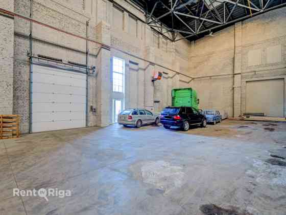 Промышленные помещения с высокими потолками.   Бывшая территория "Рижского Рига