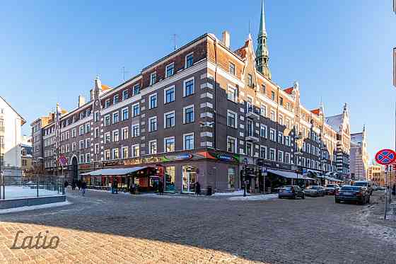 Vecrīgas centrālajā daļā pieejams gaumīgs divistabu dzīvoklis. 
No dzīvokļa logiem paveras neatkārto Рига