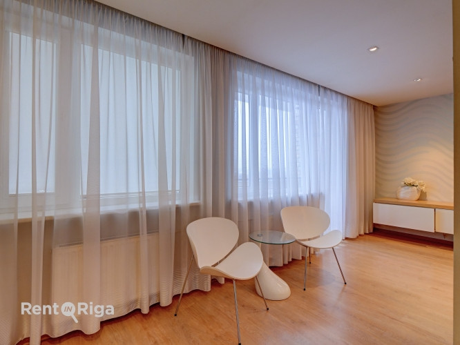 Plašs divu istabu dzīvoklis ar atsevišķu virtuvi un lodžiju (5 m2). Gaiša viesistabā ar Rīga - foto 3