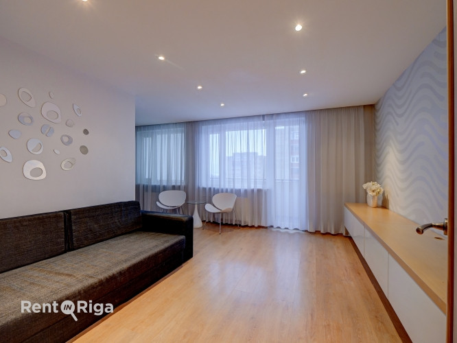 Plašs divu istabu dzīvoklis ar atsevišķu virtuvi un lodžiju (5 m2). Gaiša viesistabā ar Rīga - foto 1