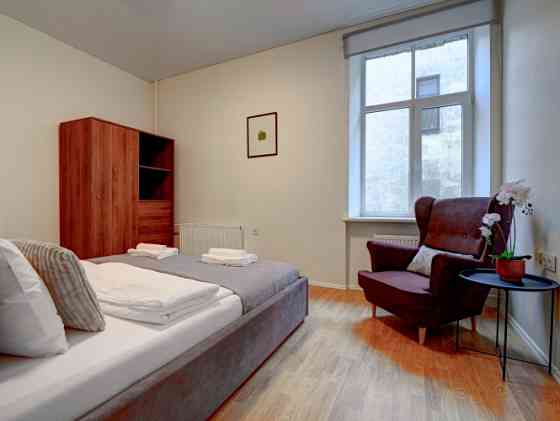 Izīrē gaišu un plašu dzīvokli Merķeļa ielā 8, pašā Rīgas centrā. Dzīvoklī ir divas izolētas guļamist Рига