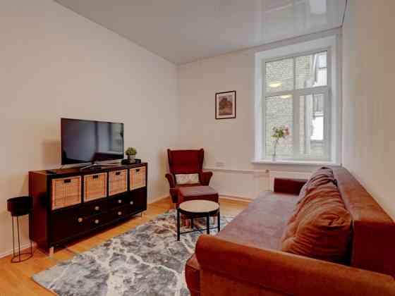 Izīrē gaišu un plašu dzīvokli Merķeļa ielā 8, pašā Rīgas centrā. Dzīvoklī ir divas izolētas guļamist Рига