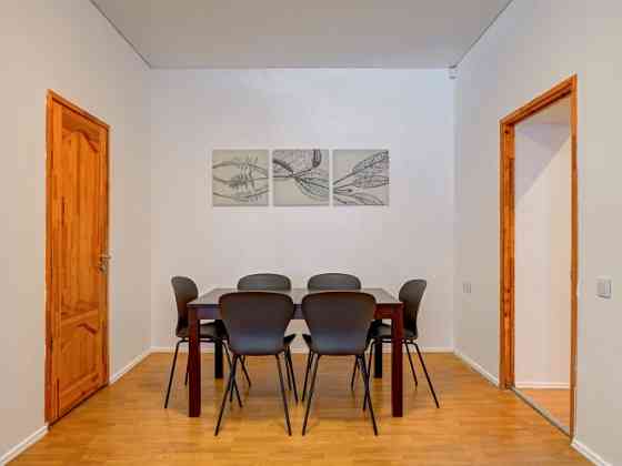 Izīrē gaišu un plašu dzīvokli Merķeļa ielā 8, pašā Rīgas centrā. Dzīvoklī ir divas izolētas guļamist Рига