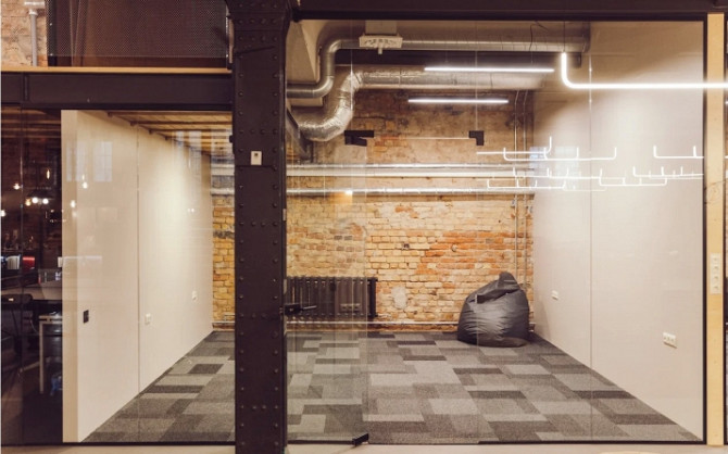 Iznomā aprīkotas un pilnībā mēbelētas loft tipa biroja telpas Rīgas centrā, Šarlotes ielā Rīga - foto 3