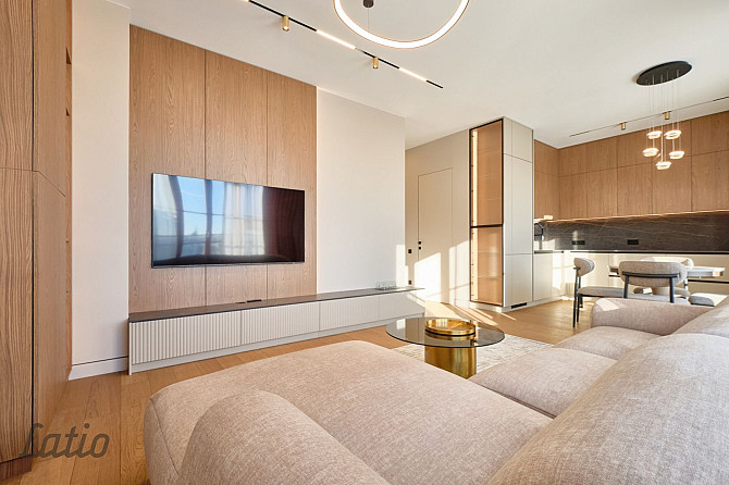 Izīrē ilgtermiņā plašu un gaišu tikko pabeigtu trīs istabu dzīvokli jaunajā projektā Rīga - foto 2