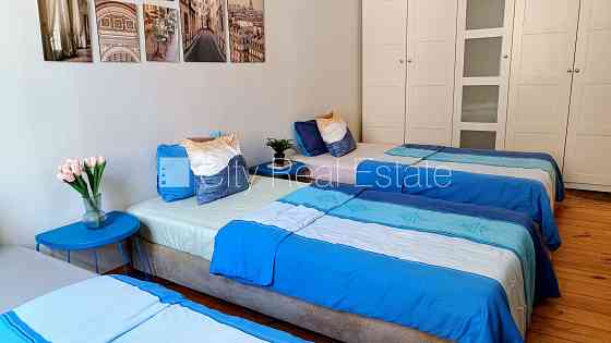 Здание во дворе, реновированный дом, закрытый двор, вход со двора, лестничная Rīga