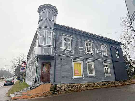 Фасадный дом, реновированный дом, место для машины, вход с улицы, окна выходят в Rīga