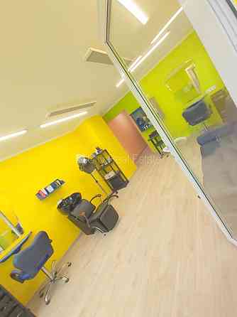 Фасадный дом, реновированный дом, место для машины, вход с улицы, окна выходят в Rīga