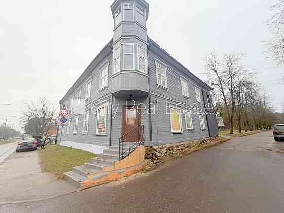 Фасадный дом, реновированный дом, место для машины, вход с улицы, окна выходят в Rīga