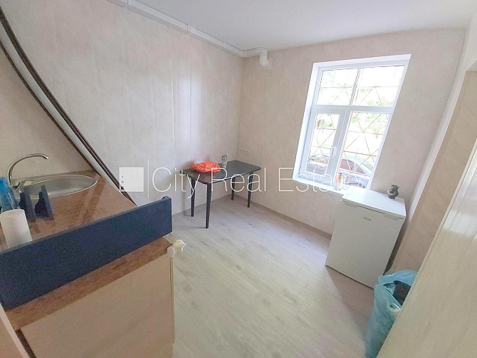 Fasādes māja, renovēta māja, vieta automašīnai, ieeja no ielas, logi vērsti mājas abās Rīga - foto 6