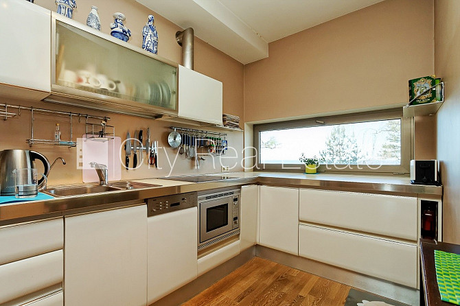 Labiekārtots apzaļumots pagalms, pazemes autostāvvieta, pagalmā bērnu spēļu laukums, divas Jūrmala - foto 4