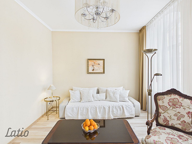 Tiek izīrēts elegants, pilnībā mēbelēts un mājīgs dzīvoklis vienā no prestižākajām Rīga - foto 1