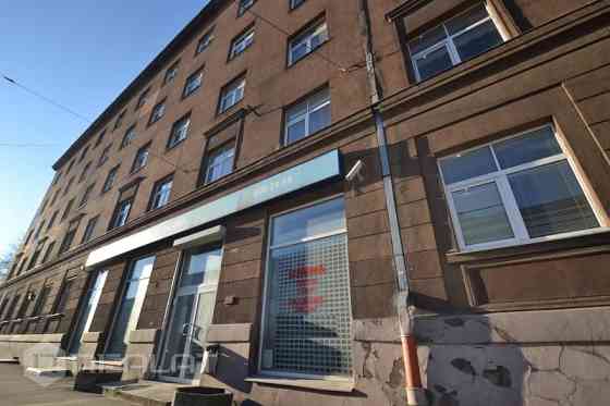 Māja  - ielas māja. Teritorija - ieeja no ielas. Mājas ekstras - logi vērsti uz ielas pusi. Mēbeles  Рига