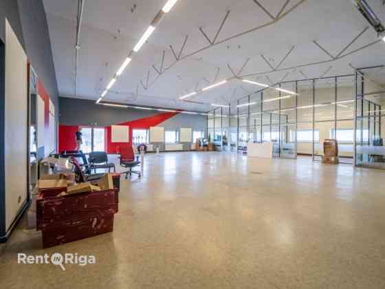 Сдаются офисные помещения  весь 2-й этаж  В аренду предлагается весь второй этаж с Rīga