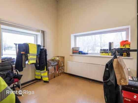 Сдаются офисные помещения  весь 2-й этаж  В аренду предлагается весь второй этаж с Rīga