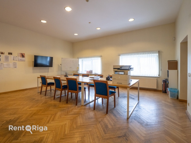 Iznomā biroja telpas  viss 2. stāvs  Pieejams viss otrais stāvs biroja vajadzībām ar Rīga - foto 9