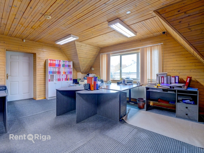 Birojs uz nomu!  Piedāvājam nomai ērtu un funkcionālu biroja telpu, renovētā ēkā ar ērtu Rīga - foto 1