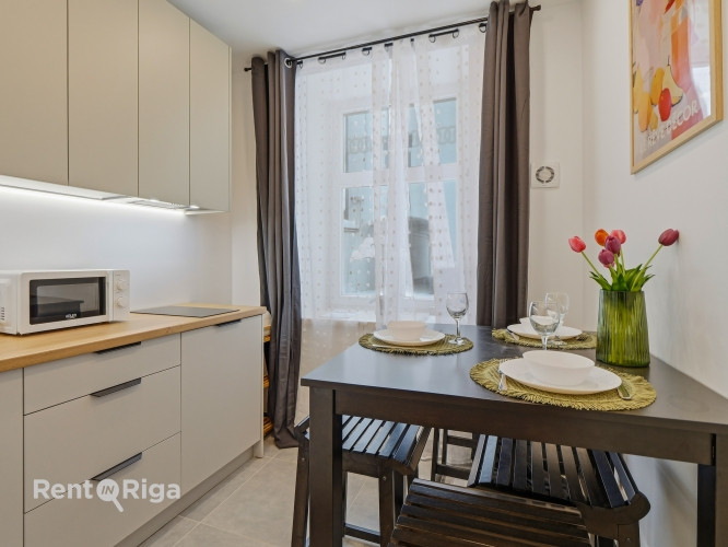 Tiek pārdots renovēts 2-istabu dzīvoklis ar atsevišķu virtuvi. Dzīvoklis pārdodas ar Rīga - foto 12