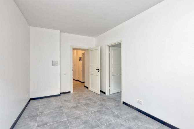 Tiek pārdots renovēts 2-istabu dzīvoklis Rīgas centrā. Dzīvoklis pārdodas ar kvalitatīvu Rīga - foto 8